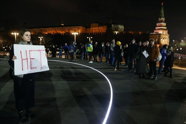 Пикеты возле Кремля против обнуления президентских сроков Владимира Путина. Фотография