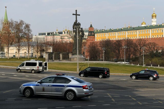 Патриарх Кирилл провез по улицам Москвы чудотворную икону и помолился об избавлении от коронавируса. На «мерседесе» с мигалкой и кортежем полиции