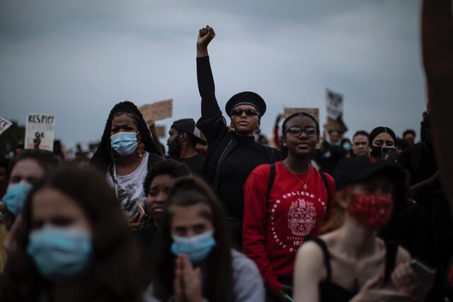 Во всем мире протестуют против полицейского насилия и расизма. Фотографии из Парижа, Лондона, Сиднея и других городов