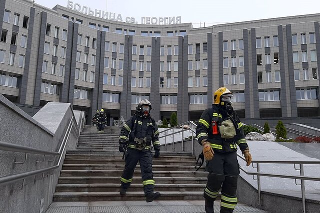 В петербургской больнице произошел пожар из-за короткого замыкания в аппарате ИВЛ. Три дня назад аппарат того же производителя загорелся в больнице в Москве