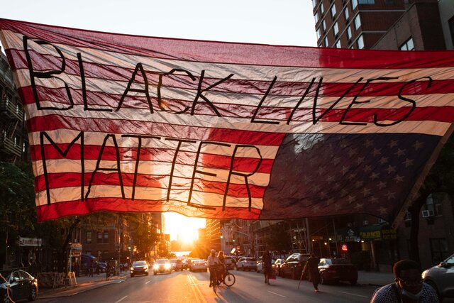 Не связанный с борьбой против расизма фонд Black Lives Matter Foundation собрал больше четырех миллионов долларов пожертвований. Фонд выступает за «единение с полицией»