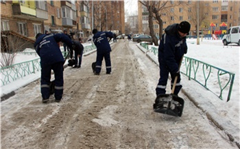 «Работа с элементами романтики»: на уборку Железнодорожного района Красноярска вывели «коммунальный спецназ»