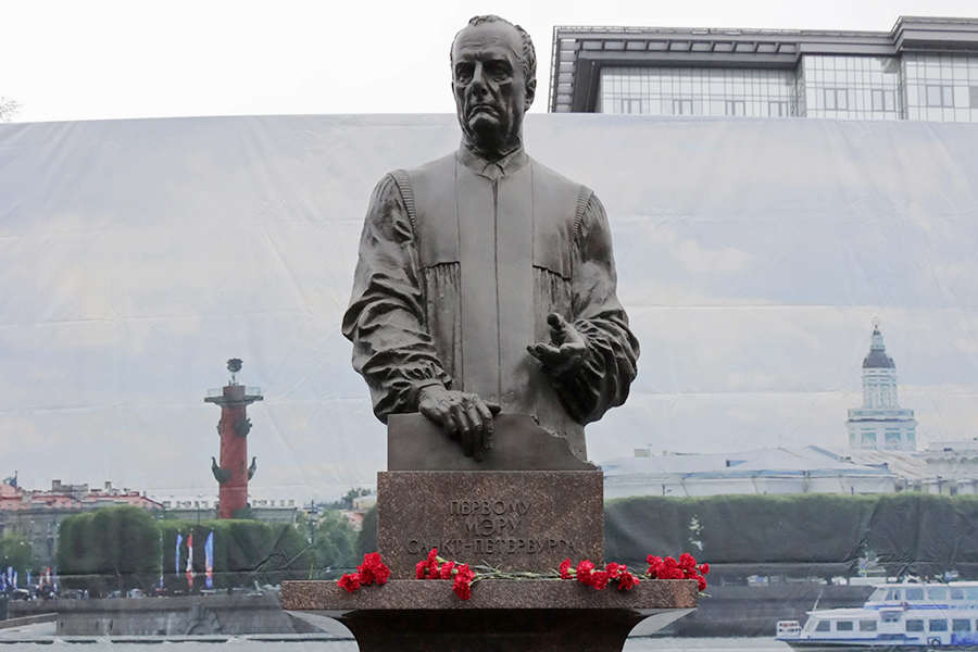 Владимир Путин возложил цветы к памятнику Собчаку. Фоторепортаж