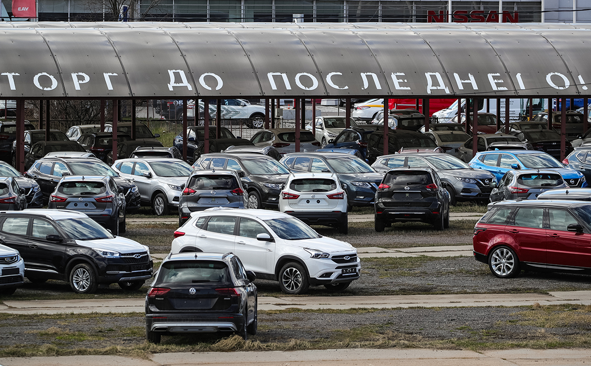 Продажи новых автомобилей в России в апреле упали на 70%