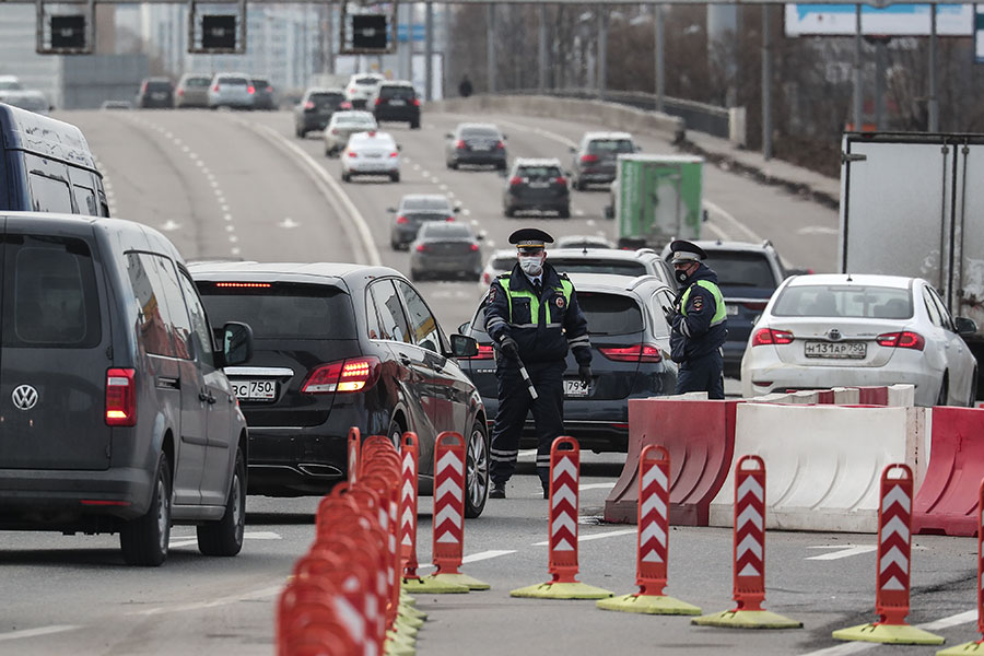 Пробки и очереди в Москве после введения пропусков. Фоторепортаж