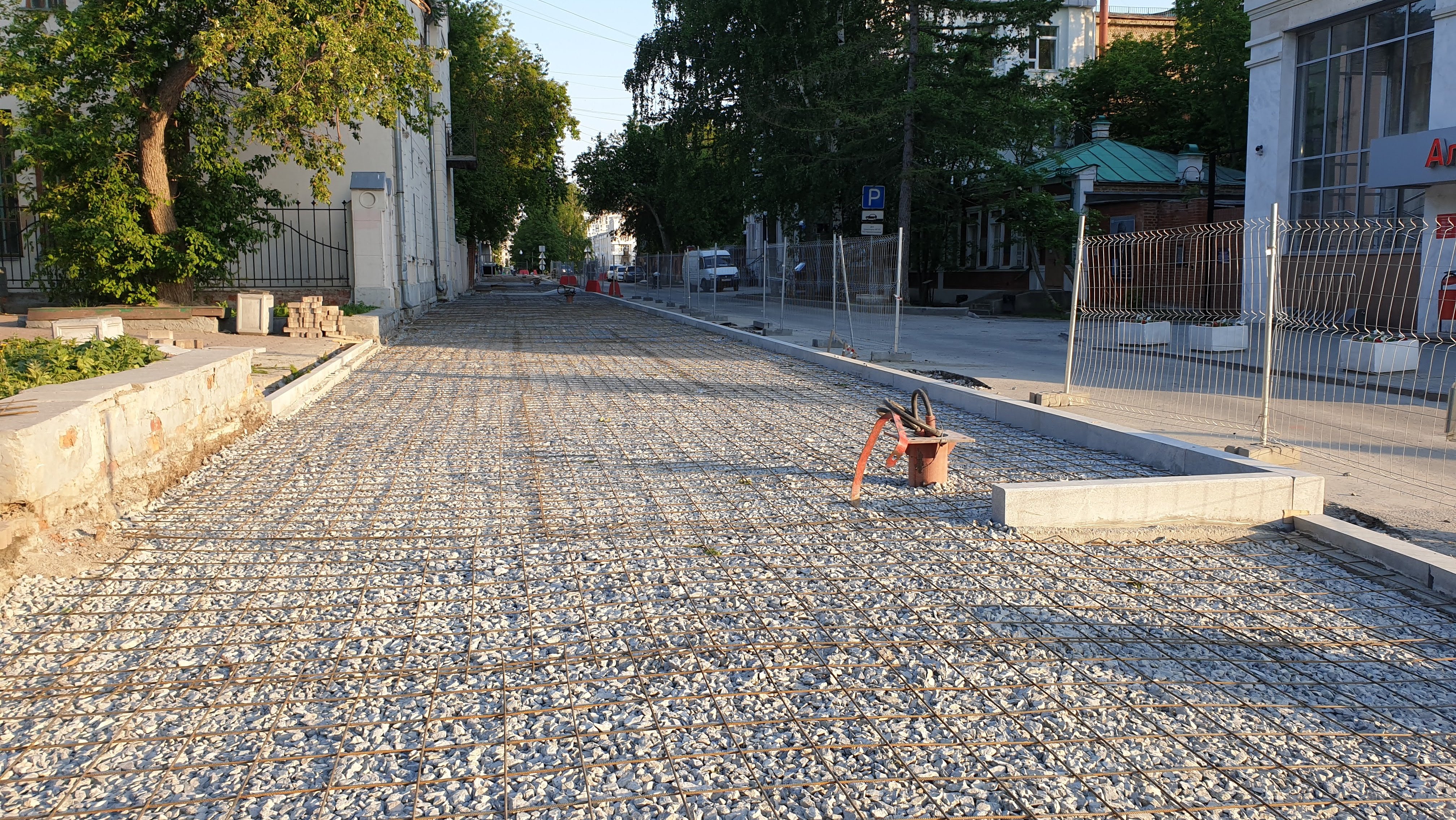 В Екатеринбурге укладывают плитку, которую не надо будет переделывать после зимы. Оказалось, это возможно