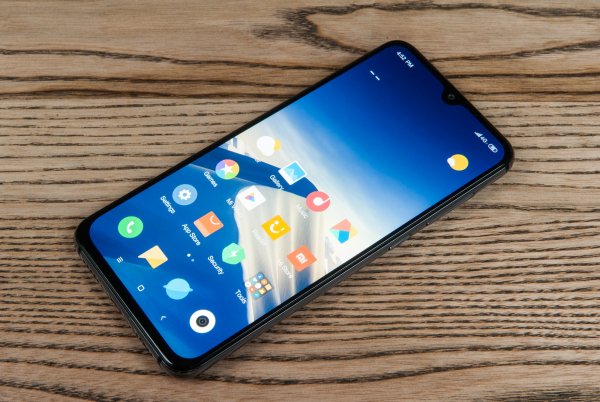 Xiaomi Mi 9 SE получил тройную камеру и качественный дисплей