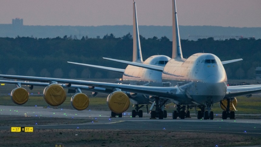 Сильный ветер развернул стоящий Boeing-737 и повредил соседний самолет