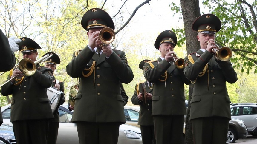 Сюрприз для ветерана: в Самаре устроили концерт во дворе бывшего военного связиста