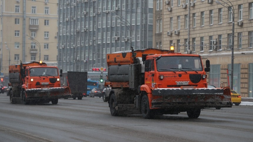 Для чего коммунальщики Петербурга поливают дороги в дождь и «убирают» несуществующий снег?