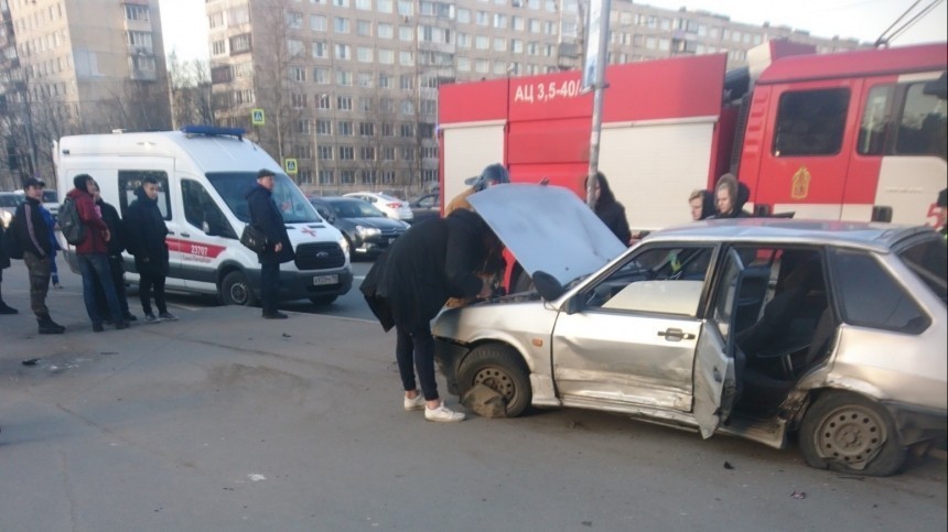 Lada влетела в толпу пешеходов на Дунайском проспекте в Петербурге