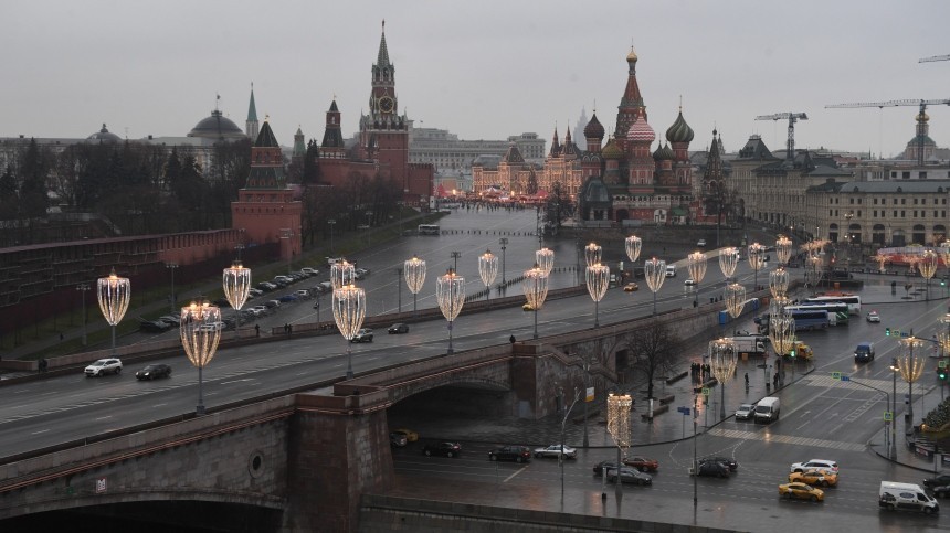 Угрожавшего спрыгнуть мужчину сняли с Москворецкого моста в столице