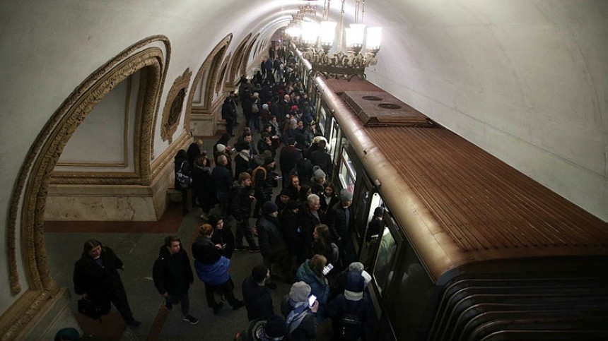 Блогер станцевал на вагоне поезда в метро Санкт-Петербурга