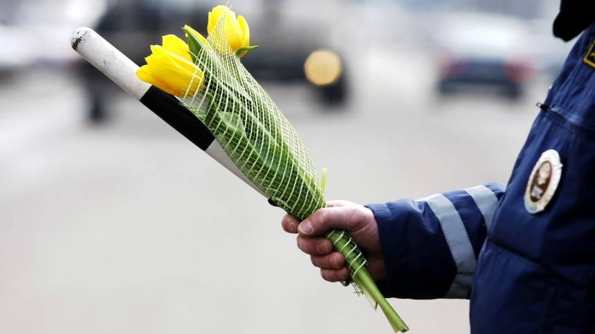 В Южно-Сахалинске инспекторы ГИБДД вручили цветы автоледи