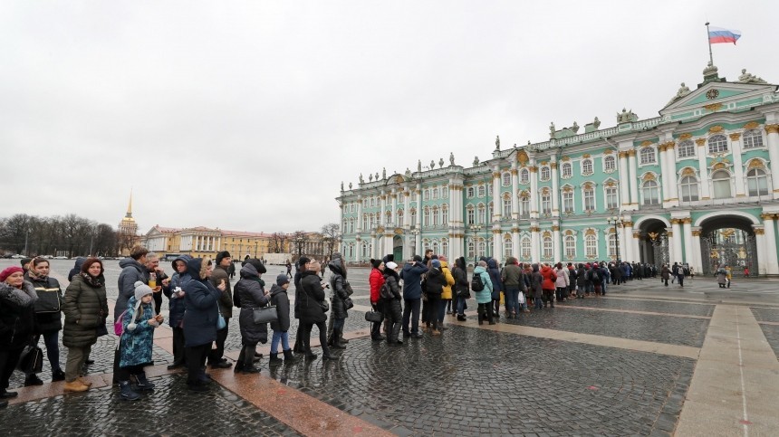 Очередь в Эрмитаж растянулась на всю Дворцовую площадь