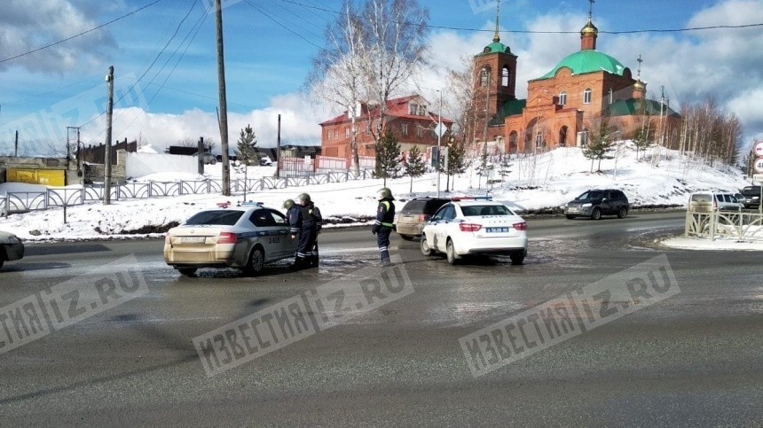 У здания суда в Свердловской области мужчина зарезал жену и ранил приставов