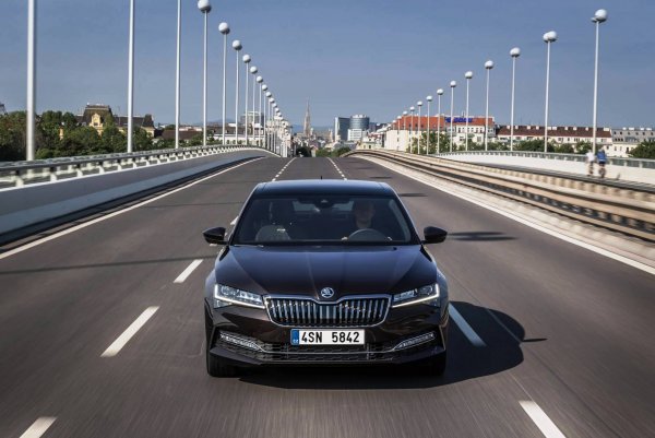 «СуперБаржа» за «суперденьги»: Нужна ли Skoda Superb 2020, если есть «жирный» Kodiaq?