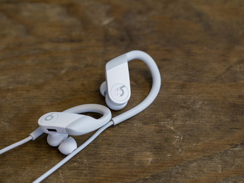 Powerbeats 4 — самые доступные беспроводные наушники Apple на той же микросхеме H1, которая используется в AirPods и AirPods Pro