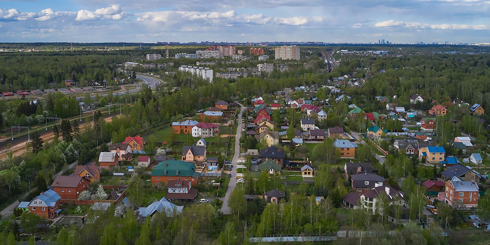 Городские службы выполнили более 16 тысяч заявок на доставку дров и угля на дачи