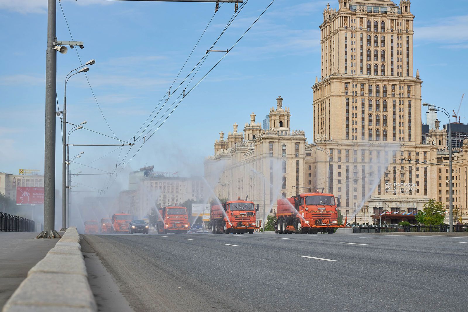 Из-за жары в Москве чаще поливают дороги и проводят аэрацию воздуха