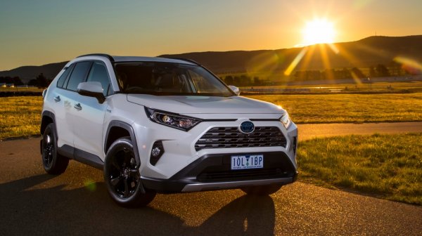 Лучший полный привод в классе: Кроссовер Toyota RAV4 продолжает набирать обороты