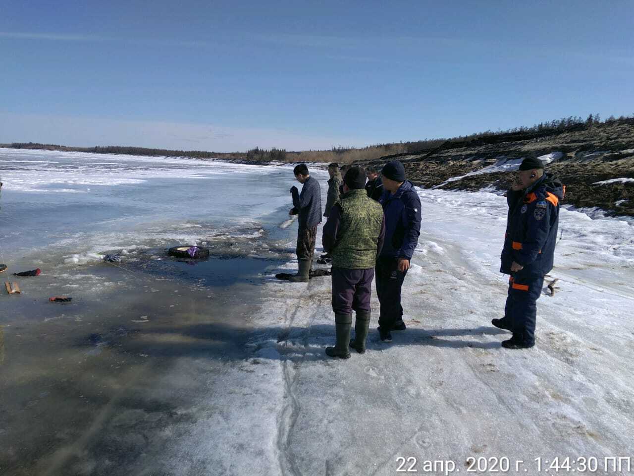 Автомобиль с детьми провалился под лед в Якутии