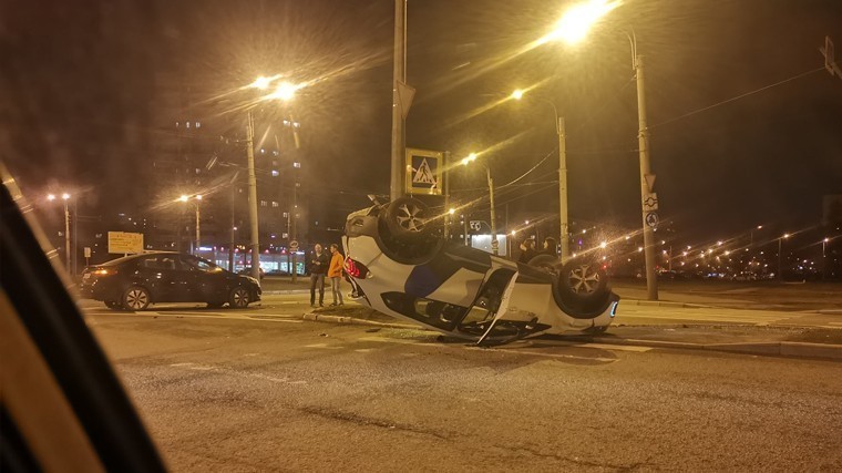 Видео: в Петербурге автомобиль каршеринга перевернулся после маневра