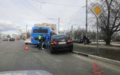 На Крахмалева в Брянске в автобус въехала легковушка