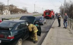 В Брянске на путепроводе загорелся автомобиль