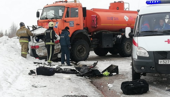 Семья из четырех человек погибла в машине, смятой бензовозом на трассе в Коми