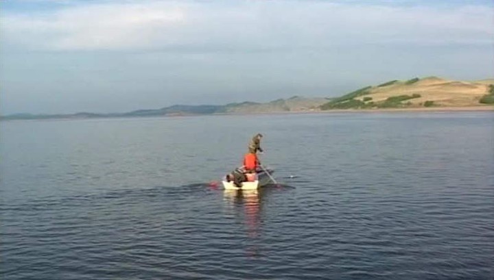 В Енисейске спасатели эвакуировали двоих рыбаков с перевернувшейся лодки