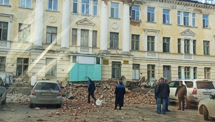 В Северске обрушилась стена терапевтического корпуса больницы