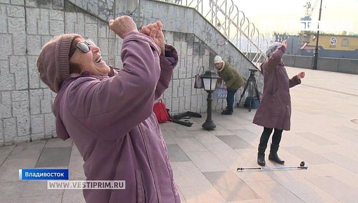 Смех и 7 тысяч шагов в день уберегут от вирусных болезней, считают врачи