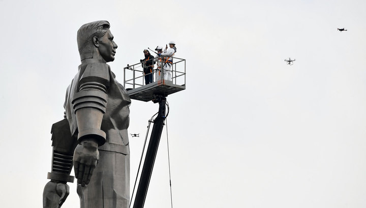 В преддверии Дня космонавтики в Москве вымыли Гагарина