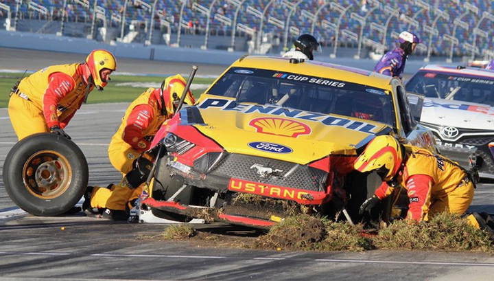 Старт сезона американской серии NASCAR омрачен массовой аварией