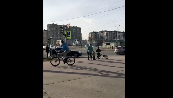 Водитель BMW устроил погоню за велосипедистом в Петербурге. Видео