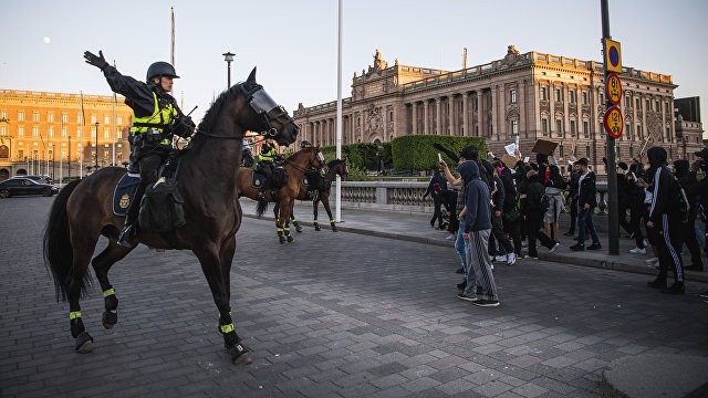 Svenska Dagbladet (Швеция): коленопреклонение полицейских может дорого обойтись