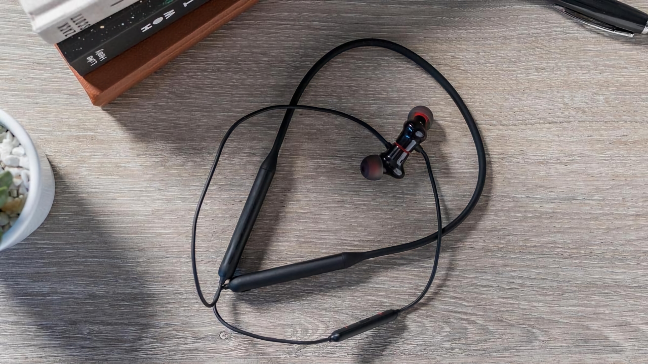 Инсайдер: OnePlus готовит к выходу наушники Bullets Wireless Z и док-станцию беспроводной зарядки на 30 Вт