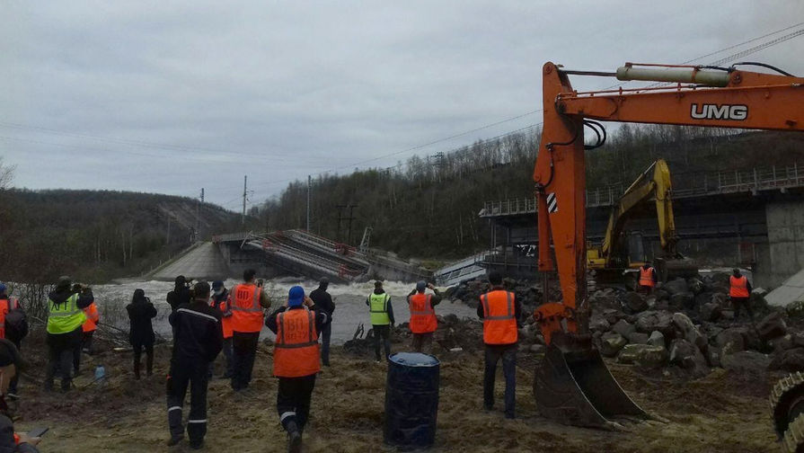 Разрушилась часть железнодорожного моста под Мурманском