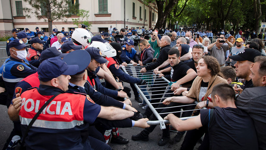 Жену президента Албании задержали на акции против сноса Национального театра