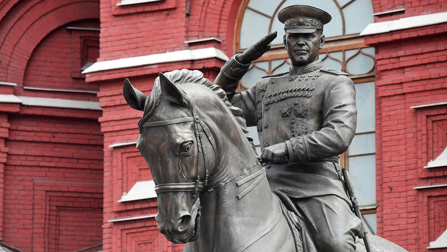 Названа причина демонтажа временного памятника Жукову в Москве