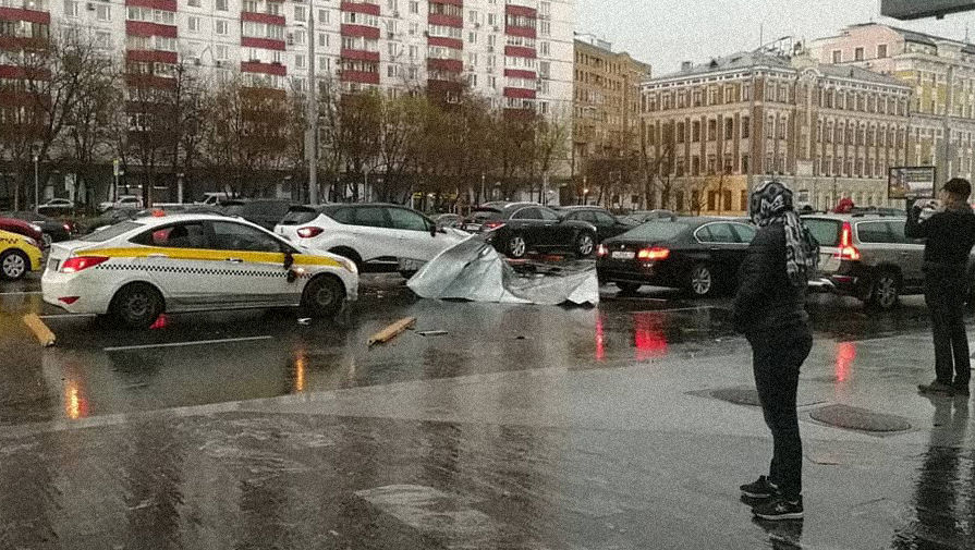 ЦОДД призывает москвичей к осторожности из-за сильного ветра