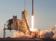 С космодрома в США запустили ракету Falcon 9 с группой спутников