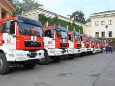 В Петербурге тушат пожар в ангаре