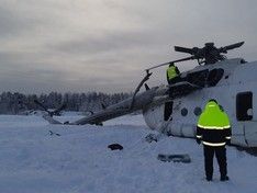 На Ямале люди заблокированы в упавшем вертолете Ми-8