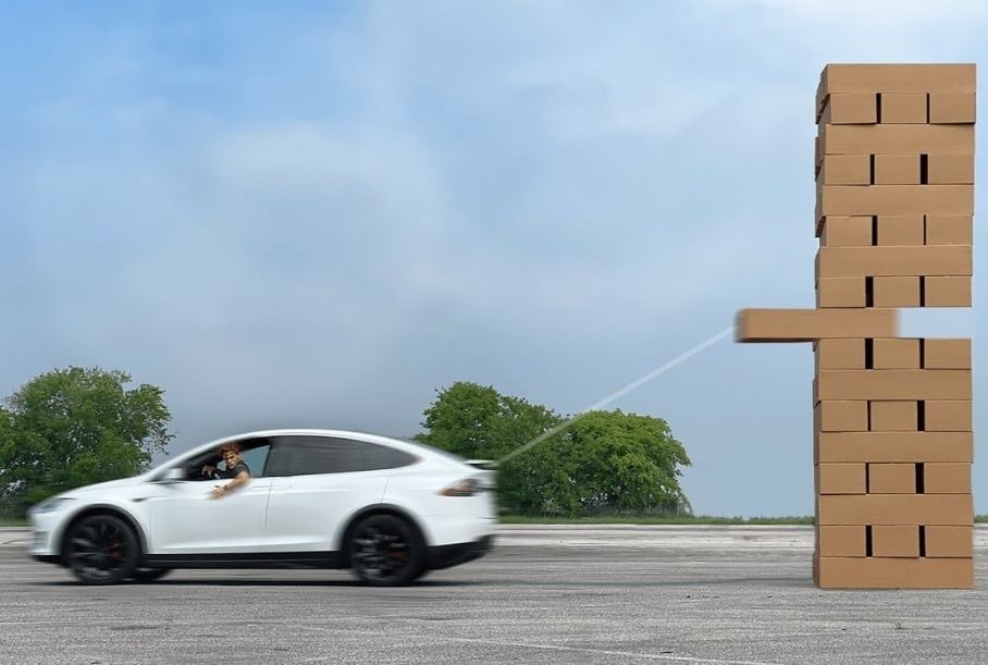 Видео: Tesla Model X играет в гигантскую Дженгу