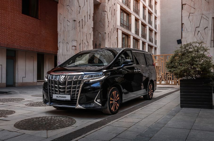 В России отзывают Toyota Alphard из-за английских слов