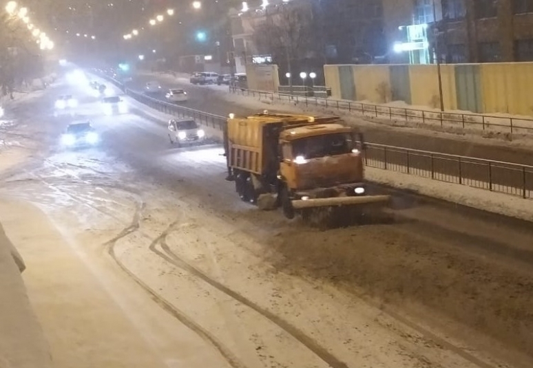 Снегоуборочная техника во Владивостоке ликвидирует последствия снегопада (фото)