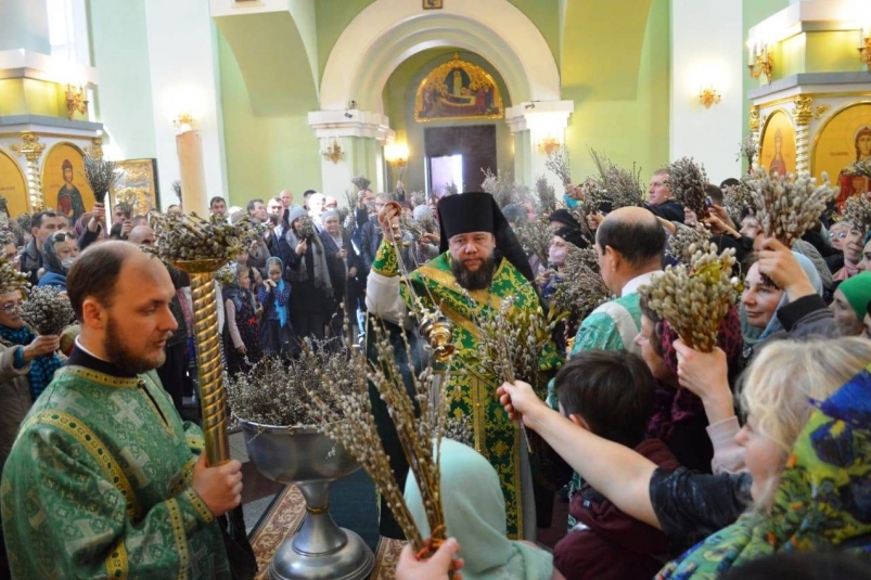 Богослужения по случаю Вербного воскресенья собрали в храме Владивостока десятки верующих