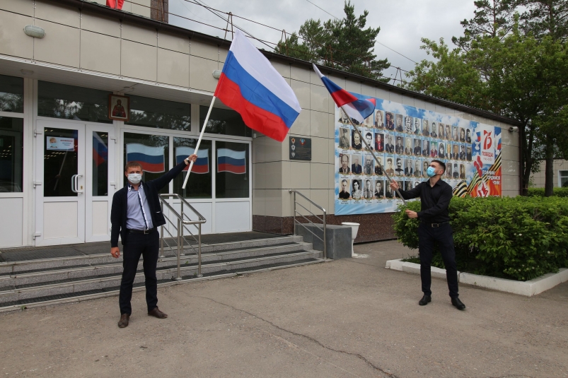 Горняки разрезоуправления 'Новошахтинское' присоединились к акции 'Флаги России'